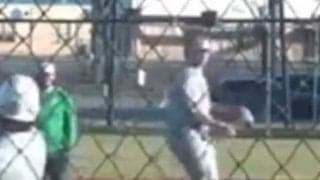 “甲斐キャノン”を凌駕する衝撃　あわや投手直撃の膝付きバズーカに米驚愕