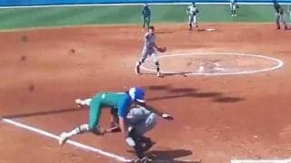 米衝撃のアクロバットプレー　女子ソフト選手の“スーパーマンダイブ”が「ありえない！」