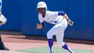 同僚も歓喜の絶叫…スーパーウーマンの“空中ダイビング”が「なんてプレーだ」