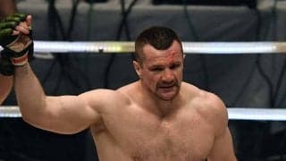 46歳ミルコ“折れない首”に驚愕　84kg男性を首だけで担いだ「窒息しないで」「ヤバ」