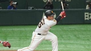 巨人打線が初回から猛攻、4番岡本は体勢崩しながら驚異のフェンス直二塁打