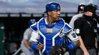 【MLB】膝をついたままの捕手が「なんてキャノンだ」　牽制で刺された一塁走者は唖然…