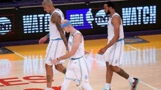 【NBA】レイカーズ守備陣、なぜか相手ダンクの“花道”作る　米困惑「何だよこれ」「酷い」