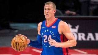 【NBA】まるで気功!?　触れずに相手を倒す“神業フェイント”に米感嘆「予測できないプレー」