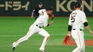 「なんで引いて捕れる」「たまらん」巨人坂本、ボール吸いつく“魔法のグラブ捌き”