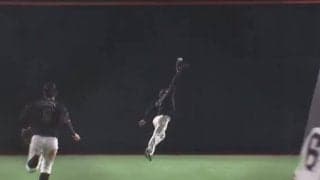 「こんなんマイケルジョーダンやん」敵地も拍手…ロッテ藤原の“空飛ぶ”キャッチ