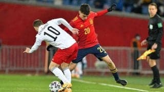 スペインの新星MFペドリ、超危険タックルを受けて宙を舞う… 主審は躊躇なく一発レッドカード…