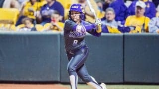 曲芸のような「フルスイングバント」…　絶妙すぎる走り打ちに投手びっくり