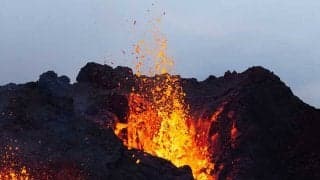 800年に1度の火山バレーボール!?　溶岩ドバドバの絶景に海外衝撃「これリアル映像？」