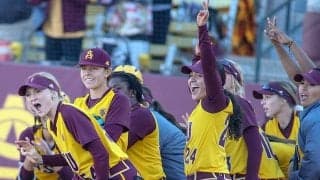 痛恨のスクイズ失敗も…　サヨナラ勝利呼び込むドタバタ挟殺劇場が「クレイジー」