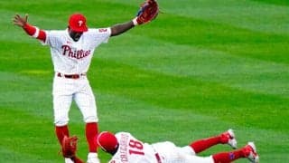 【MLB】もはやグラブ不要？　意地でも落球を許さない“胸キャッチ”が「クレイジー」