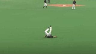 「ヒヤっとした」「怖すぎる」　ロッテ藤原、危機一髪の“シャチホコ姿”にファン心配