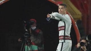 C・ロナウドが投げつけた腕章 833万円で落札...病気患う子供の治療費に