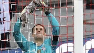 ゴールを守るだけでなく直す！？守護神ノイアーがキックオフ直前にセーブ！