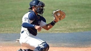 一体どこを見ている？　本塁に迫る走者に気付かぬ捕手に「寝ていたのか」