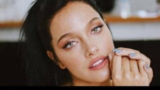 ディバラのガールフレンド、ベッドでの官能ダンスがバカ受け