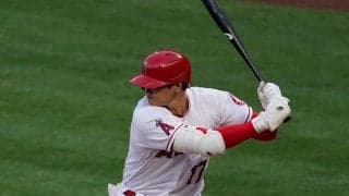 【MLB】大谷翔平、代打出場で死球食らい相手投手に睨み　激走スライディングで勝ち越し生還