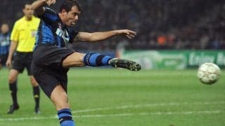 「CL史上最高ボレーの1つ」10年前のスタンコビッチの“50m”弾に再脚光「伝説だ」