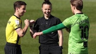 サッカーの母国イングランドで初の女性主審が誕生！「プロフェッショナルのパフォーマンス」