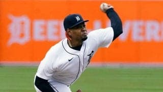 【MLB】「これは誰も打てない」　とんでもない角度でネットに突き刺さる大暴投にファン爆笑