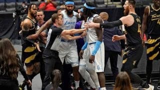 【NBA】乱闘で“すくい投げ”炸裂　怒った反撃に米熱狂「悪いけど面白いな」「WWEみたいだ」