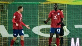 味方へスライディングタックルの珍事　英2部“自爆の瞬間”が話題「やめてあげて笑」