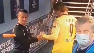 ハーランドにサインを求めた副審、慈善活動の一環だったことを説明