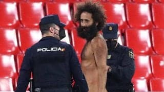 ELのピッチに突如現れた全裸男性、グラナダでは有名人