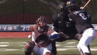 振らない“振り逃げ”、どういうこと？　まさかの珍プレーに「初めて見た」