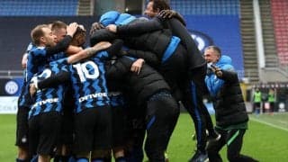 “熱血漢”コンテがタッチラインを爆走し歓喜の輪に加わる！我に返った瞬間も秀逸