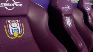 足がもつれても…執念の“ダイビングヘッドクリア”に海外注目