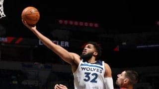 最愛の母を新型コロナウイルスで亡くしてから1年、カール・アンソニー・タウンズが母の命日にチームを勝利に導く