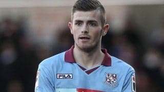 GKのクリアを直接…“長距離ヘディング弾”に反響集まる「この距離はすごい」