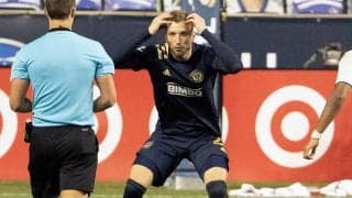 “報復タックル”からの大乱闘勃発…判定に疑問も「イエローカード…？」