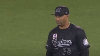 「イチローと同等」「バズーカ」　ロッテ助っ人、鬼肩＆頭脳プレーの“高速返球”