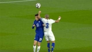 ぺぺ 開始3分で危険な肘打ち...チェルシー監督は怒りの抗議