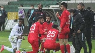 ピッチ内での珍百景　突然のもぐもぐタイムが450万再生大反響「最高だ」「超尊敬！」