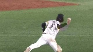 「息を吐くように連発…」　鷹今宮、あり得ない体勢から“片膝スロー”の超美技