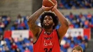 富山のジョシュア・スミスが3試合出場停止…秋田戦で退場し、アリーナの扉を破損させたため