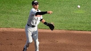 強襲打球に吹き飛ぶグラブ… ピンチ救った内野の“絶妙カバー”が「信じられない」