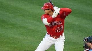 【MLB】大谷翔平、第3打席でバット折りながら中前打＆激走ホームイン　背番号「42」で躍動