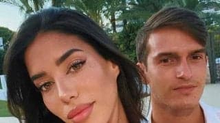 D・スアレスの恋人がセクシーランジェリーで挑発...妖艶な姿に元バルサの彼氏も興奮