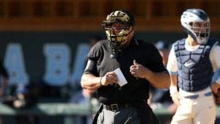 「あれは酷い」「やっちゃいかん」走者が打球をキャッチ…激昂の敵将は“理不尽退場”