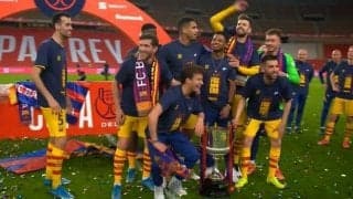 集合写真に潜入しようとしたデンベレ、ピケにはぶかれる「お前は出て行け」