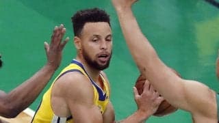 【NBA】「もはや驚かない」カリーの超絶技巧　崩されながらの“左手スカイフック”に米唖然