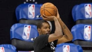 ネッツのケビン・デュラントがヒート戦の序盤に大腿部の打撲により途中退場