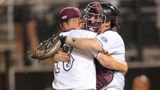 座ったままサイドスローで二盗阻止　米大学生捕手の鬼肩は「まさに異常」