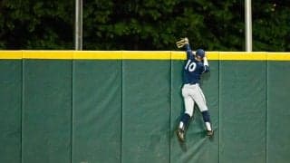 「仲間は死ぬほど笑ってた」本塁打を追いフェンス突き破った赤面大学生が話題