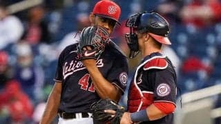 「MLB捕手が理解してない…」誰にタッチ？　走者2人を前にオロオロ“混乱の挟殺”