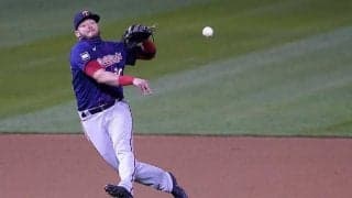 【MLB】打球がグラブにすっぽり…捕球したのに投げられない野手のアタフタぶりが「気の毒」